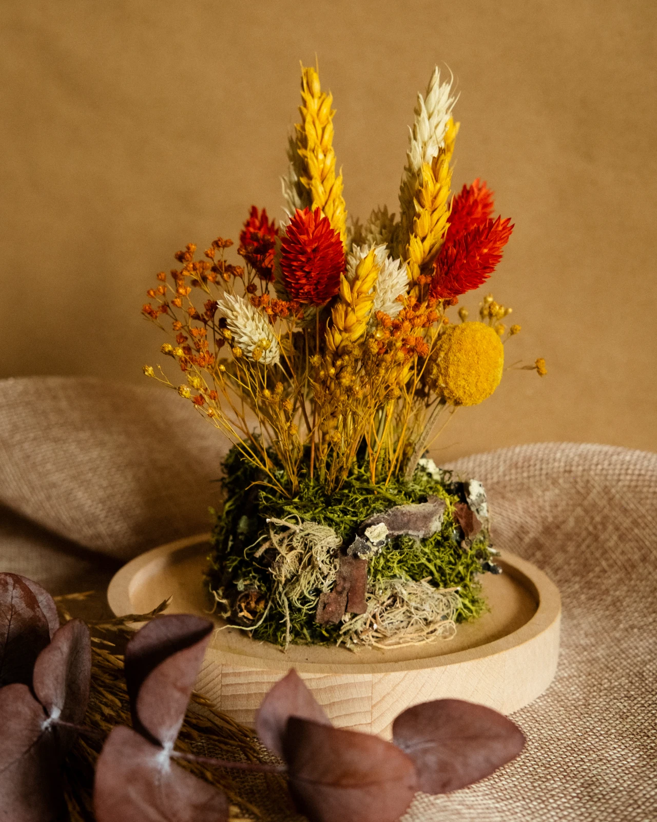 Campânula com flores secas e preservadas em tons outono