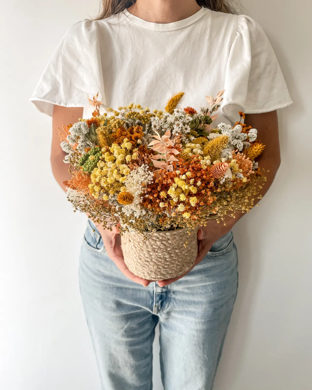 Cesto de juta colorido de flores secas e preservadas