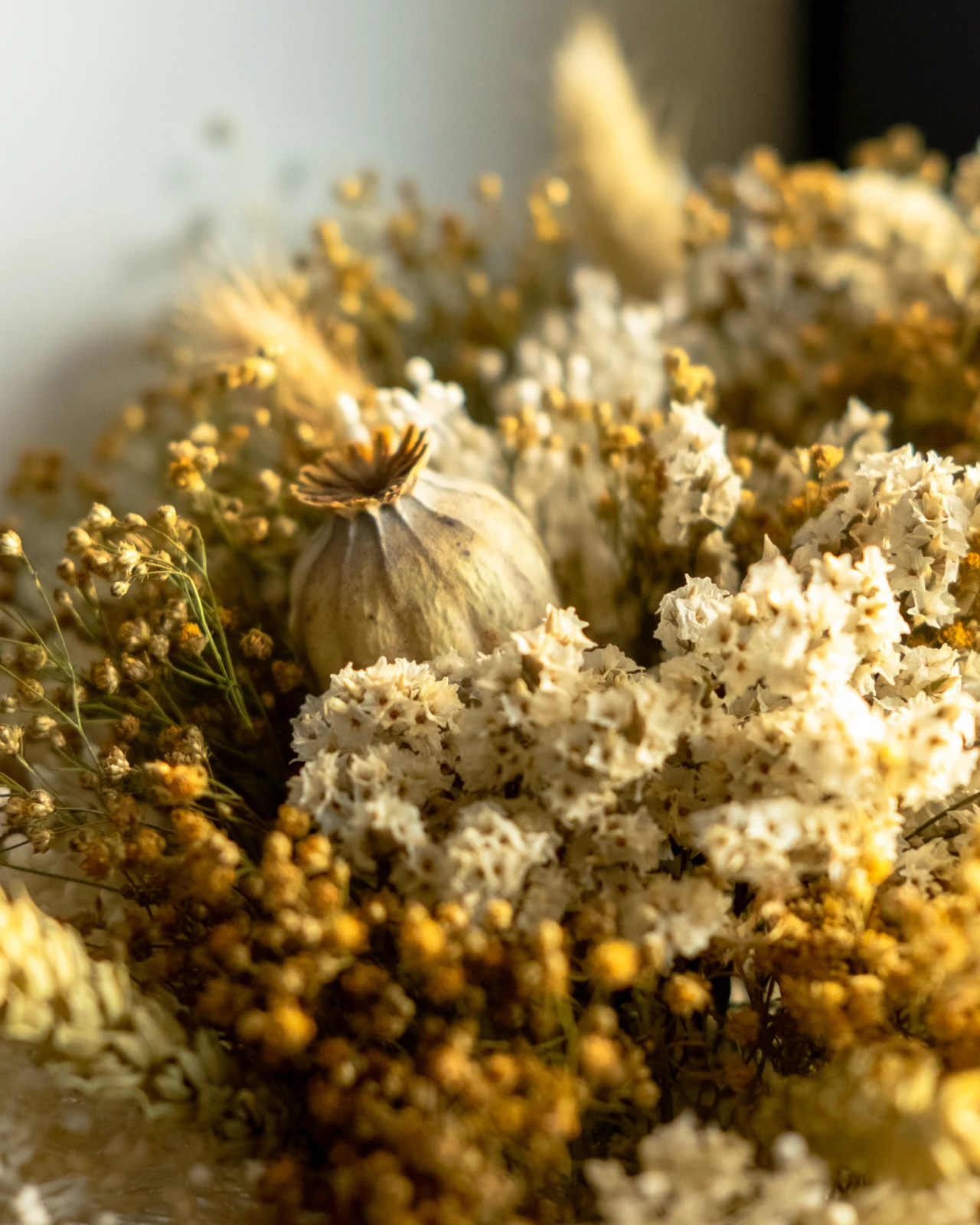 Cesto com flores secas e preservadas em tons dourado