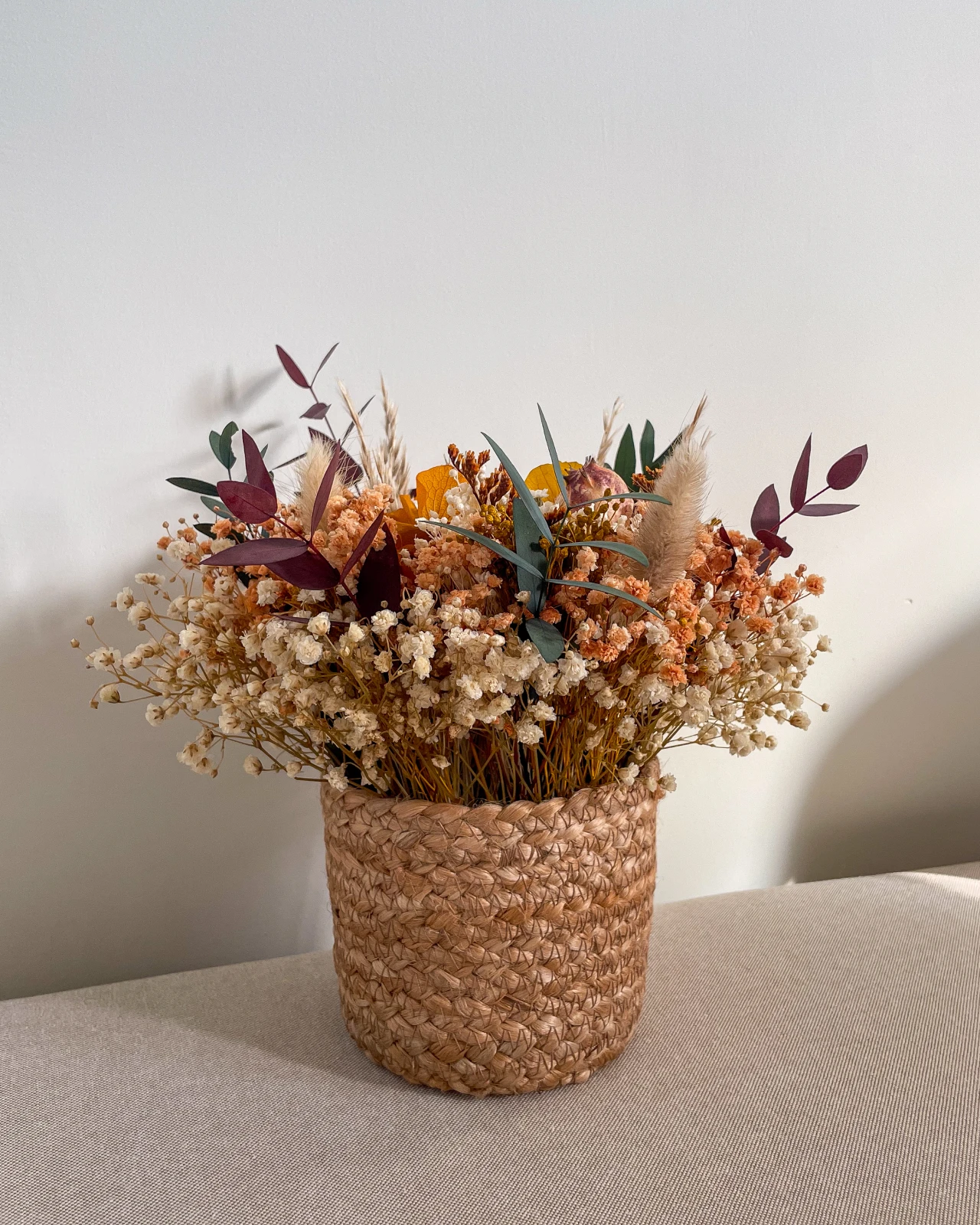 Cesto com flores secas e preservadas em tons outono