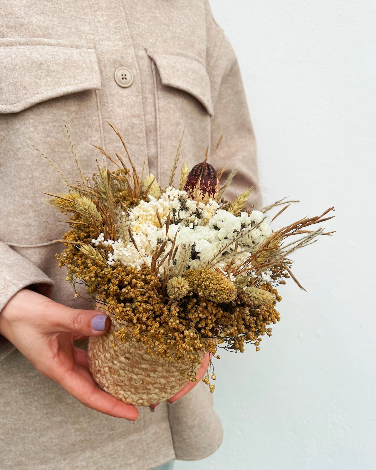 Cesto com flores secas e preservadas em tons pastel