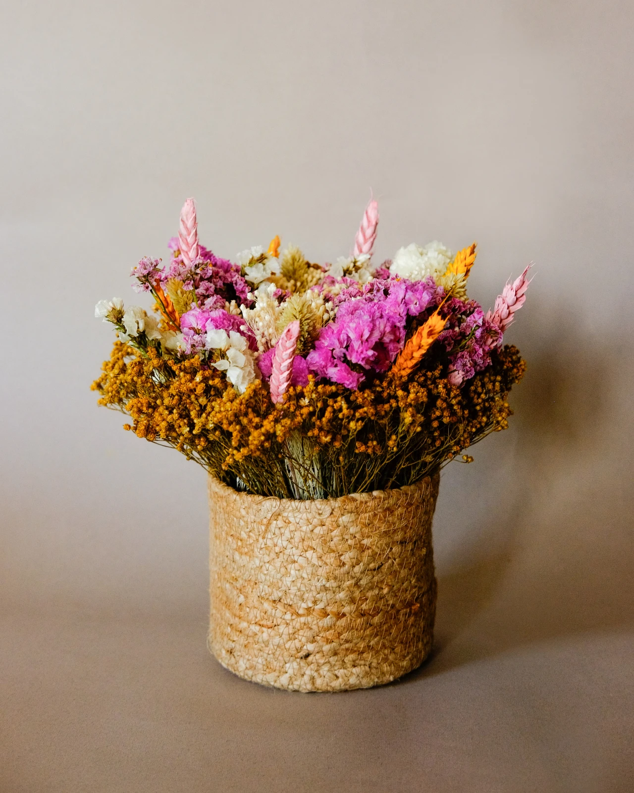 Cesto com flores secas e preservadas em tons pastel