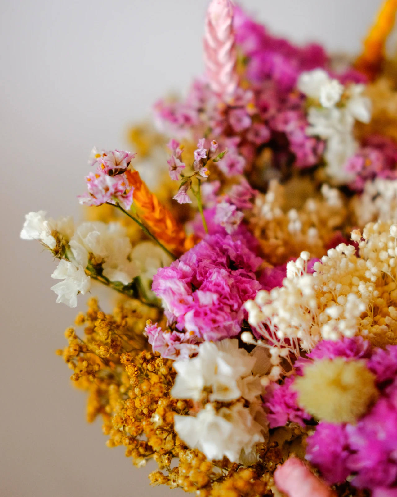 Cesto com flores secas e preservadas em tons pastel