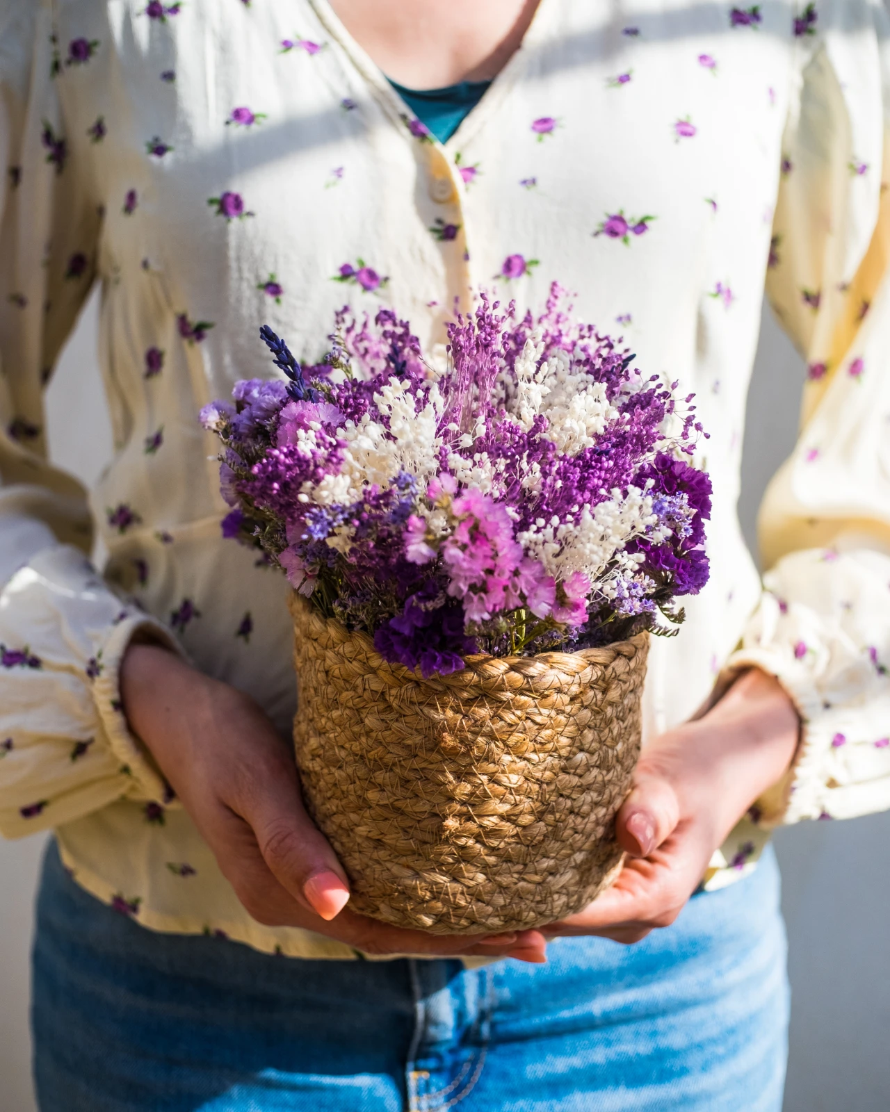 Cesto com flores secas e preservadas em tons roxo