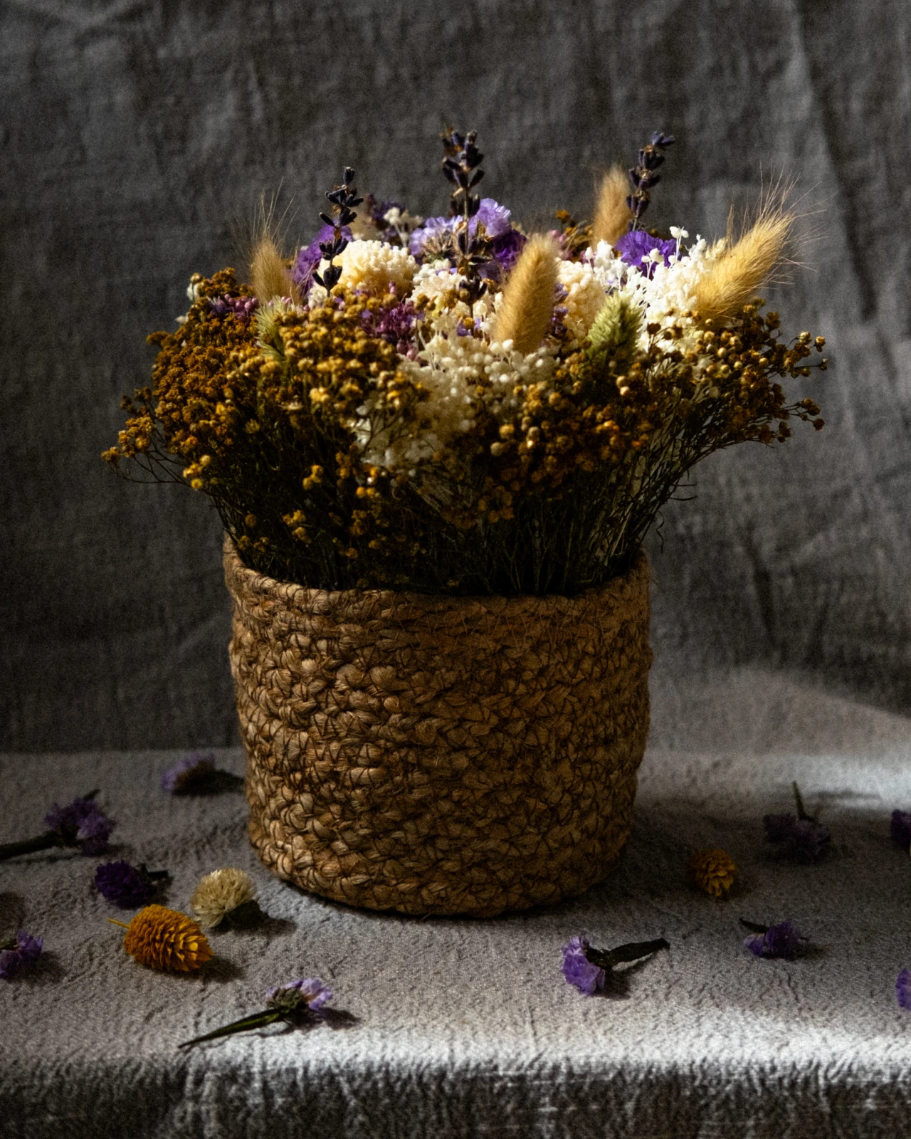 Cesto com flores secas e preservadas em tons roxo pastel