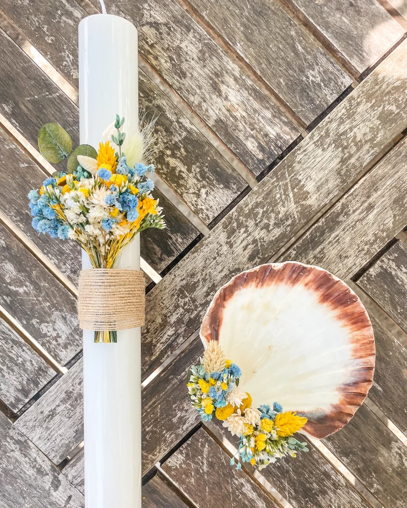 Conjunto de vela e concha para batizado com arranjo de flores secas e preservadas