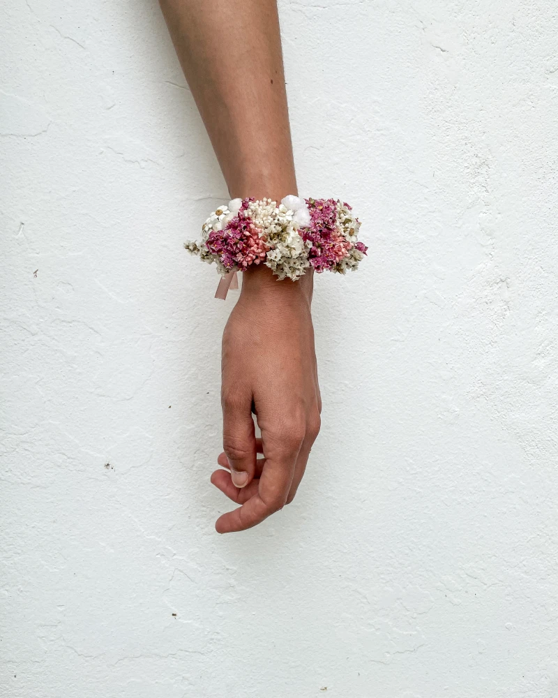 Pulseira com flores secas e preservadas