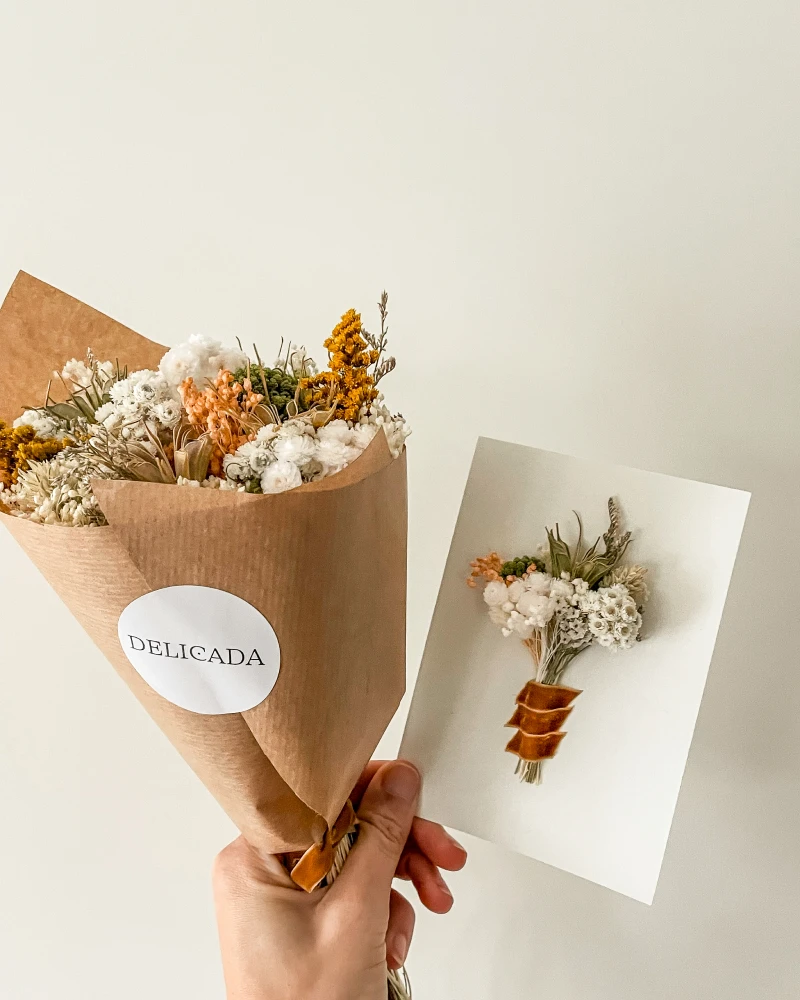 Postal e Ramo com flores secas e preservadas para espaços, eventos e empresas