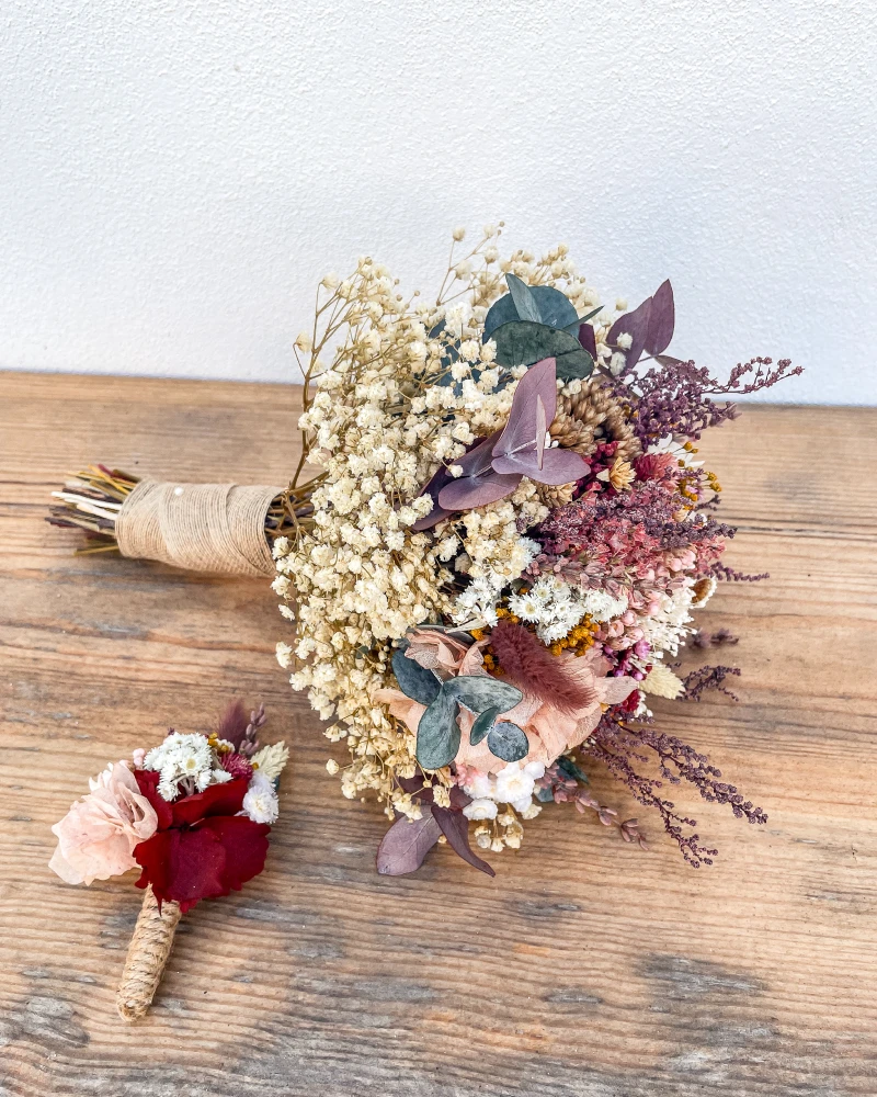 Ramo de noiva e lapela com flores secas e preservadas em tons quentes