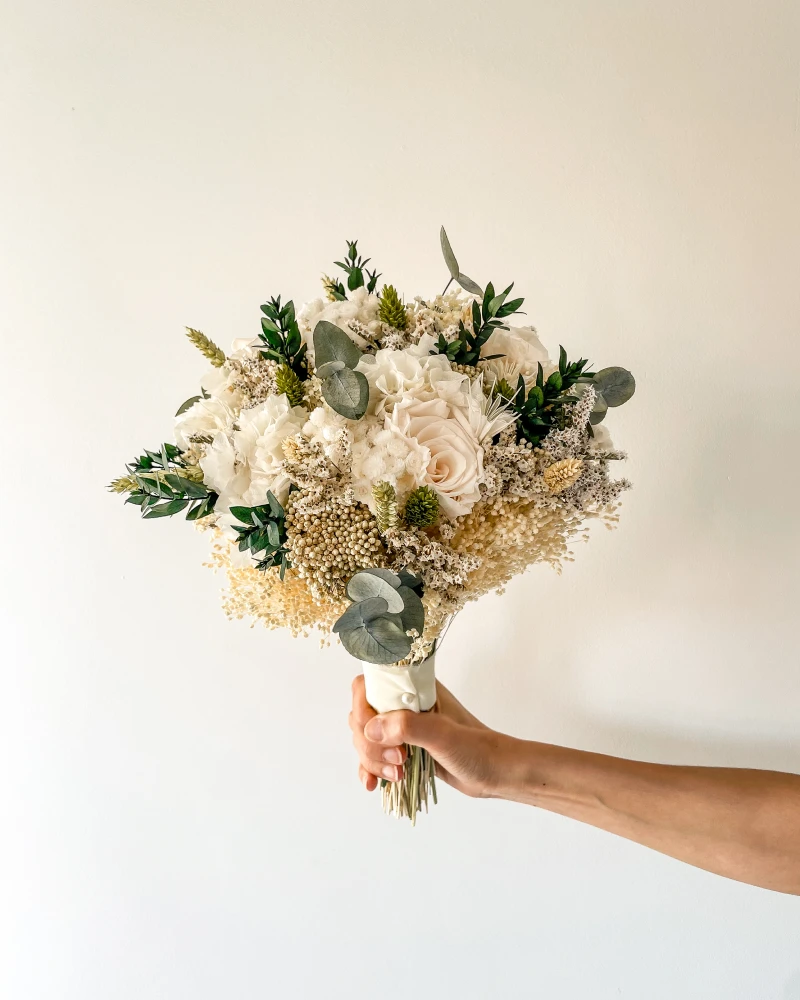 Ramo de noiva com flores secas e rosas preservadas em tons claros
