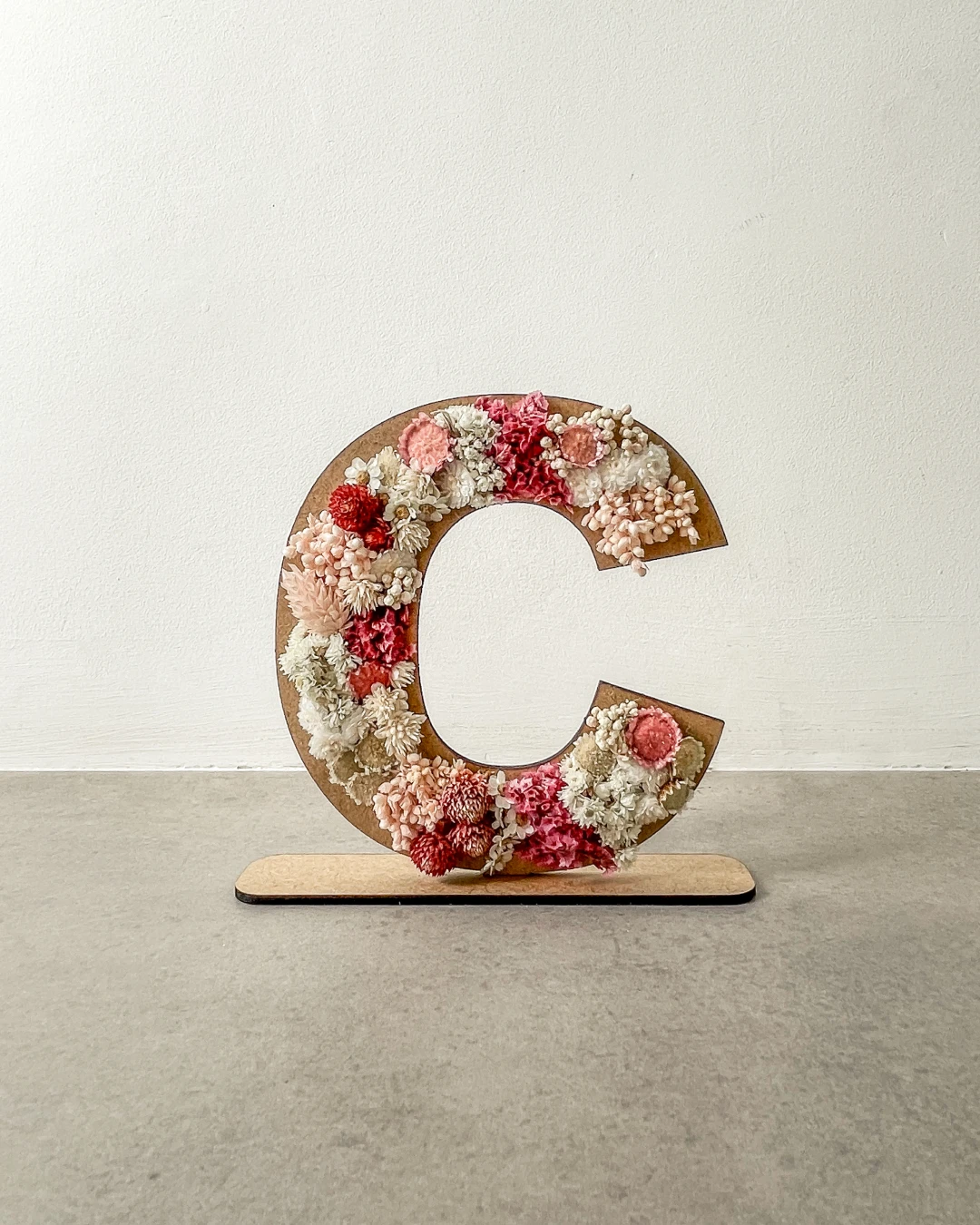 Letra com arranjo de flores secas e preservadas
