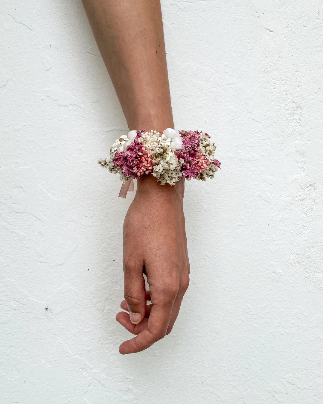 Pulseira de flores secas e preservadas