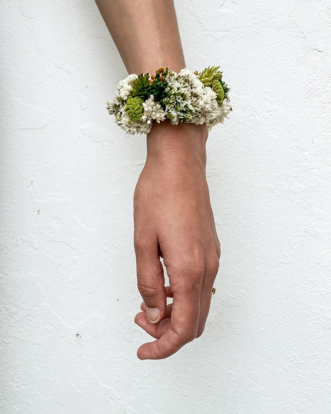 Pulseira de flores secas e preservadas