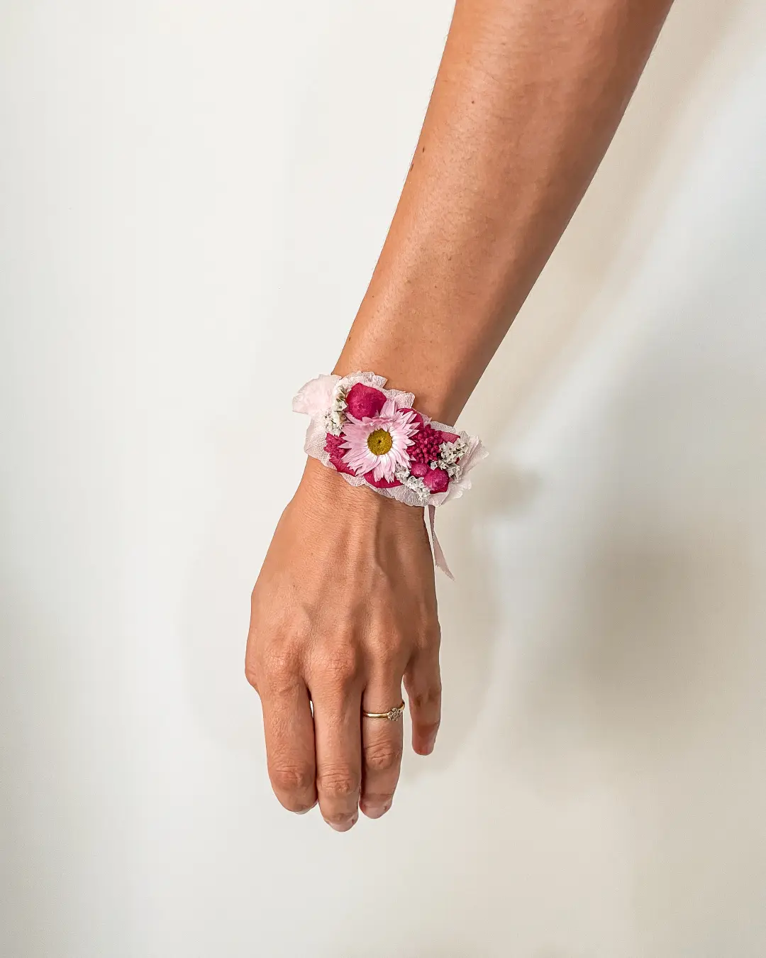 Pulseira corsage de flores secas e preservadas