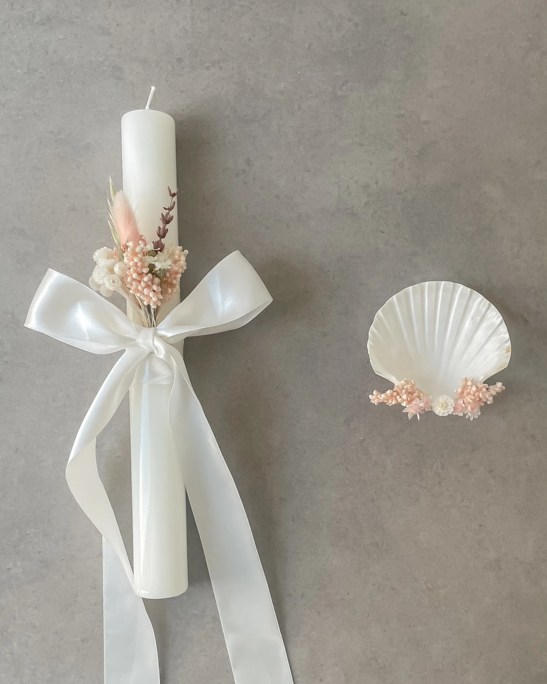 Conjunto de vela e concha para batizado com arranjo de flores secas e preservadas