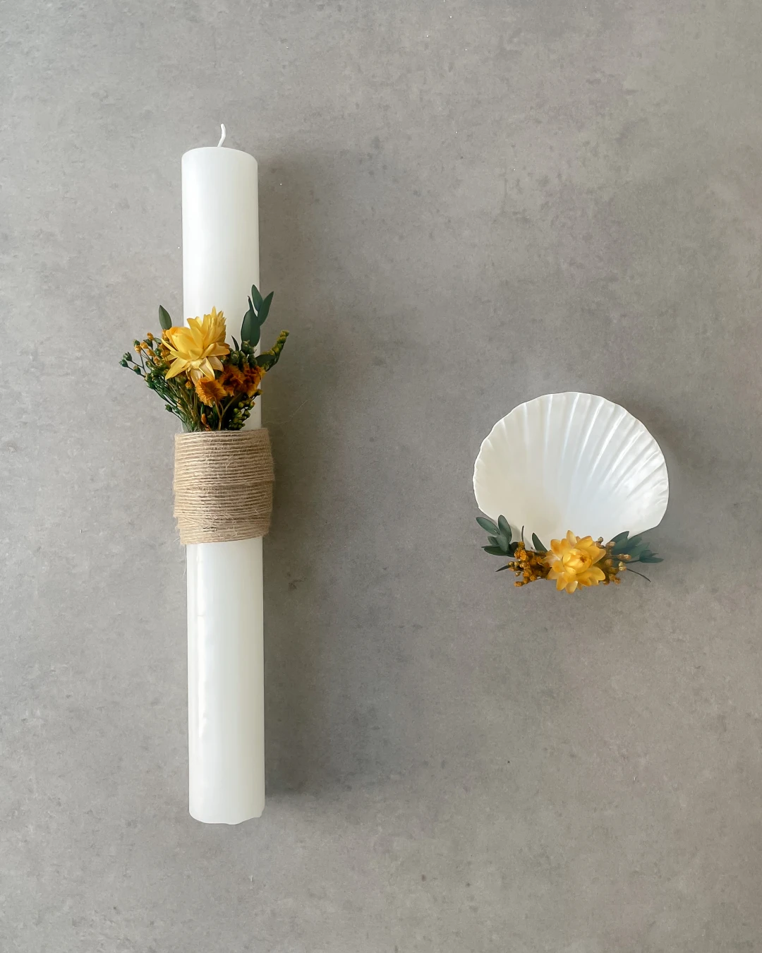 Conjunto de vela e concha para batizado com arranjo de flores secas e preservadas