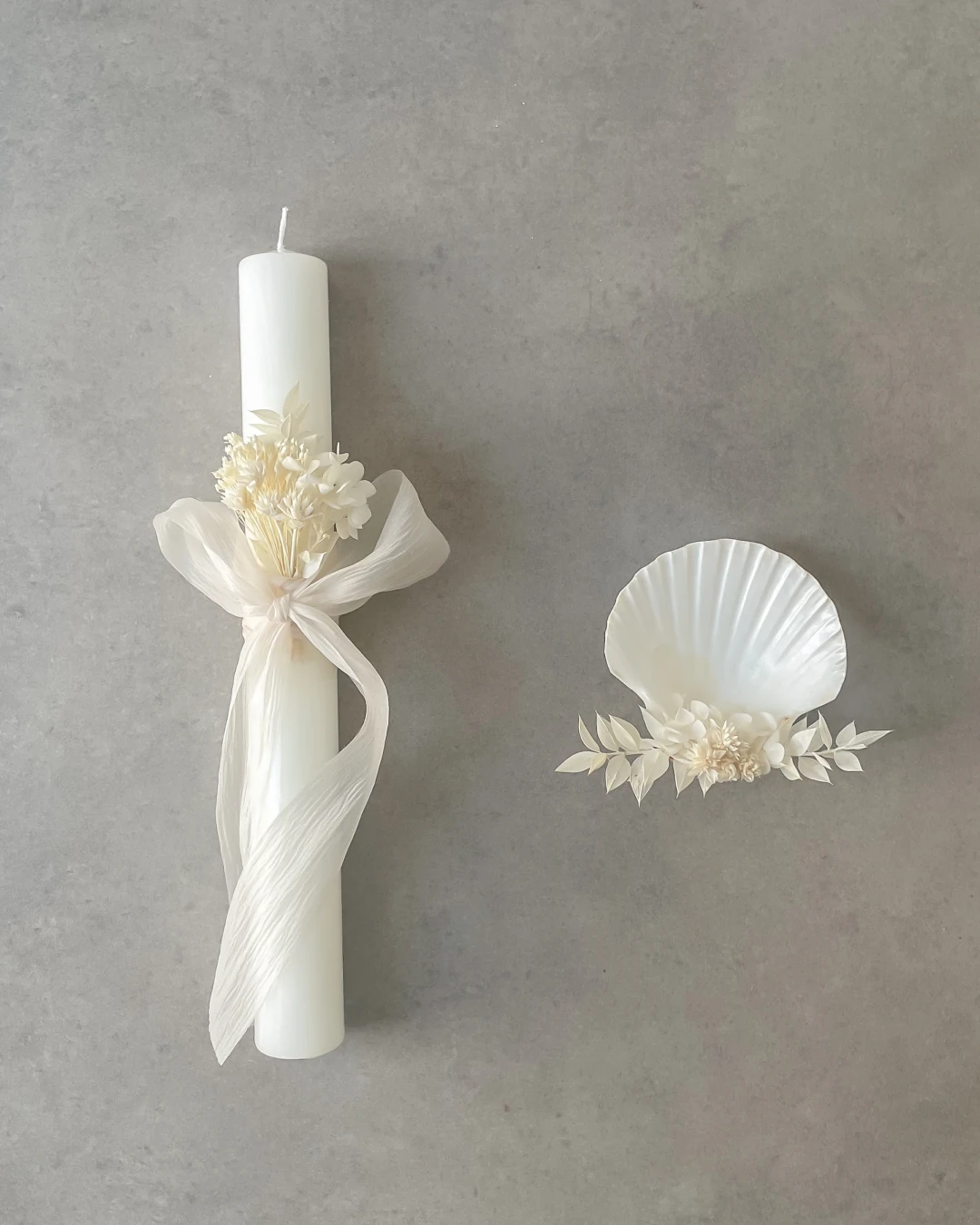 Conjunto de vela e concha para batizado com arranjo de flores secas e preservadas