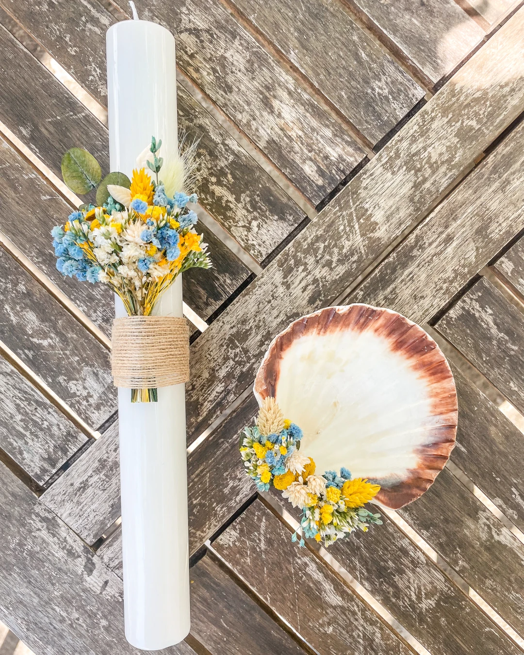 Conjunto de vela e concha para batizado com arranjo de flores secas e preservadas